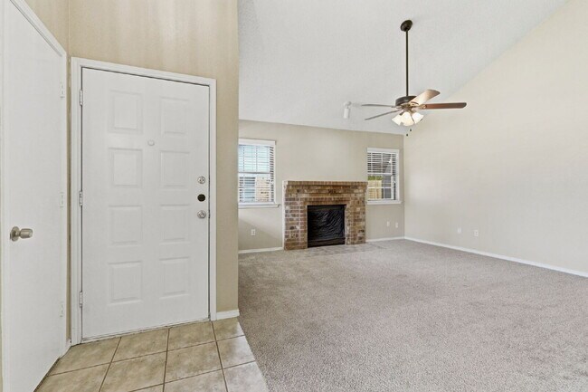 Building Photo - "Bright and Spacious 2-1 Duplex with Flexible Loft Space in Prime Keller Location!"