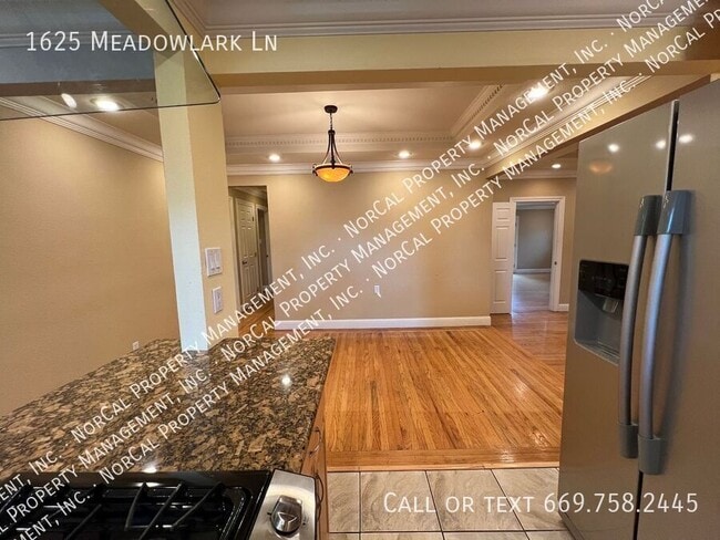 Building Photo - 1625 Meadowlark Ln