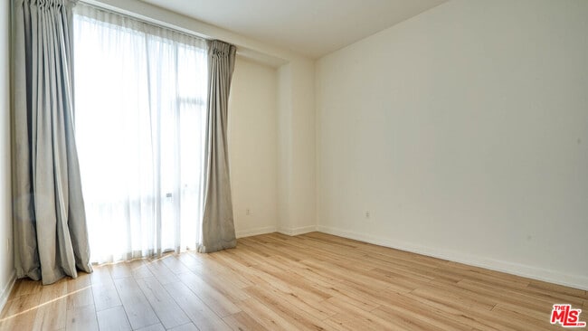 Building Photo - 3223 W 6th St