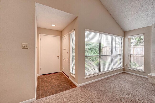 Building Photo - 13922 Hollowgreen Dr