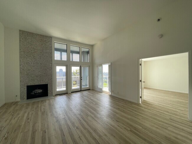 Fireplace, patio doors, master bedrm - 811 Spindrift Dr