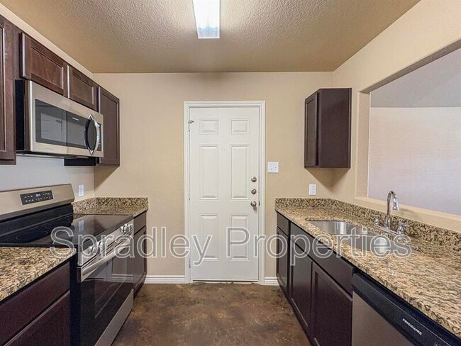 Building Photo - 1009B Llano Ct