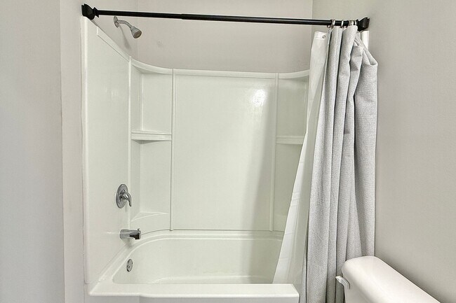 Building Photo - AVAILABLE NOW! (Pet Friendly)