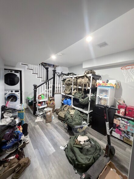 Building Photo - 156 Hillside St