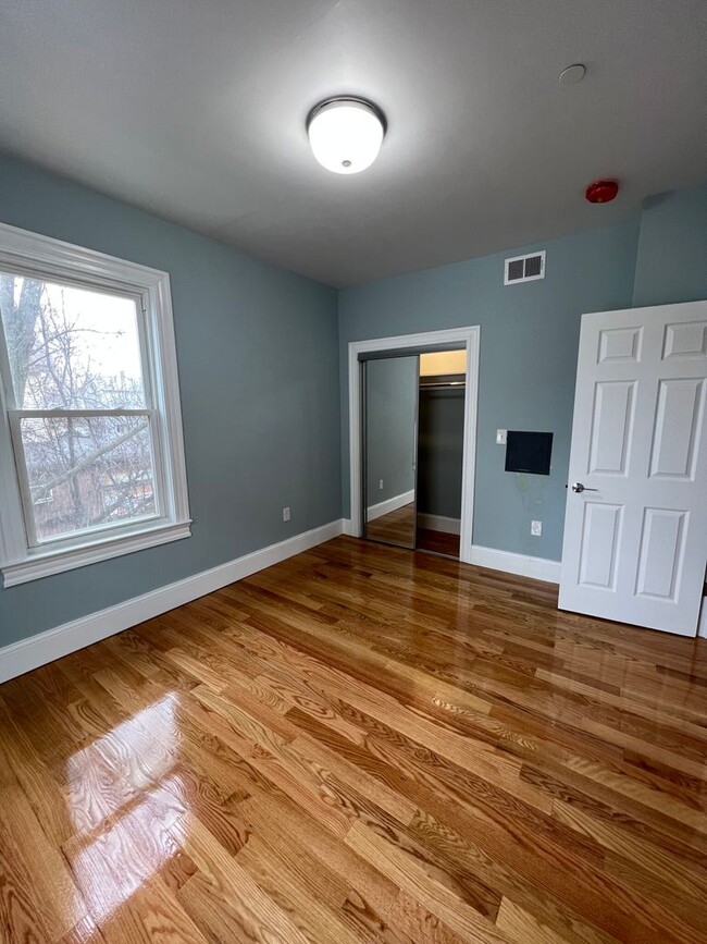 Building Photo - Large 2 Bedrooms Plus a Bonus Room. 2 Full...