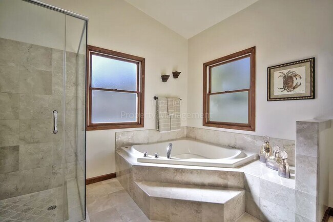 Building Photo - Luxurious 4 bed / 3.5 bath / 3,276 sqft Ho...