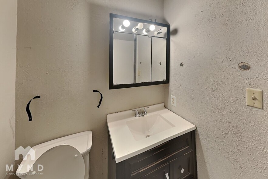 Building Photo - 2559 Park Dr