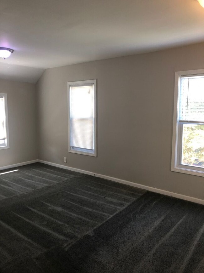 Building Photo - Single Family Home 3 beds 2 bath Available Now!