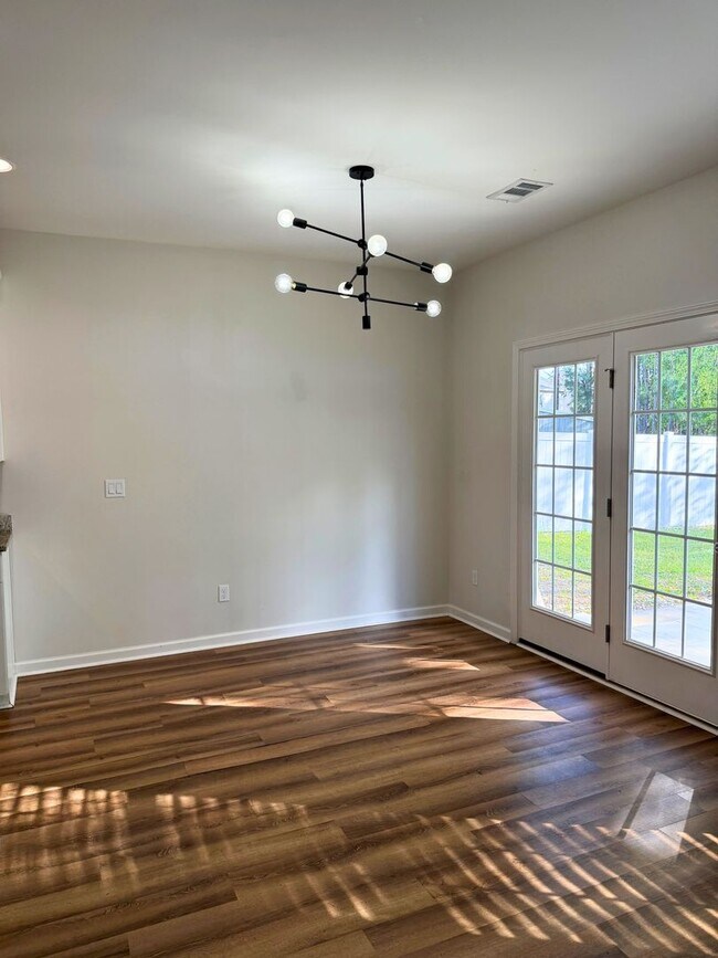 Building Photo - Spacious 5-bedroom, 3-bath home featuring two additional flex rooms!