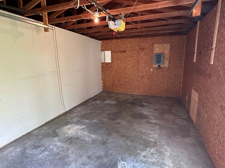 Building Photo - 1420 6th Ave N