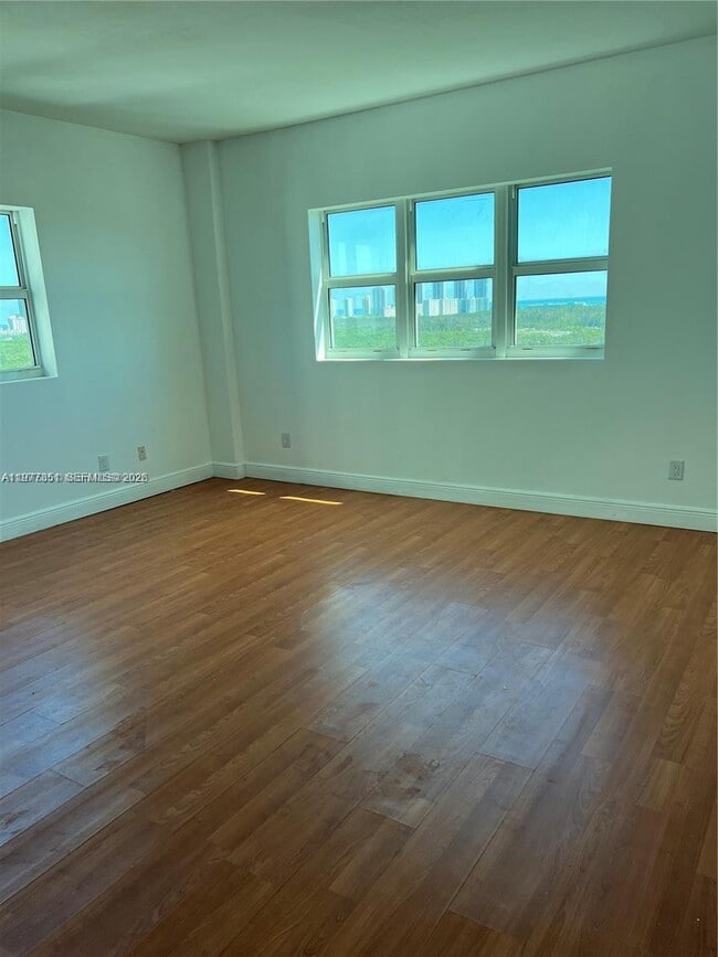 Building Photo - 14951 Royal Oaks Ln