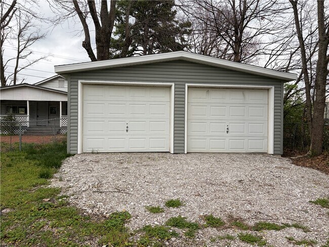 Building Photo - 2255 E Huntsville Rd