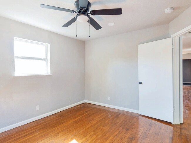 Building Photo - 4200 Kenwood Ct