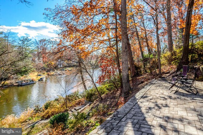 Building Photo - 6120 Beachway Dr