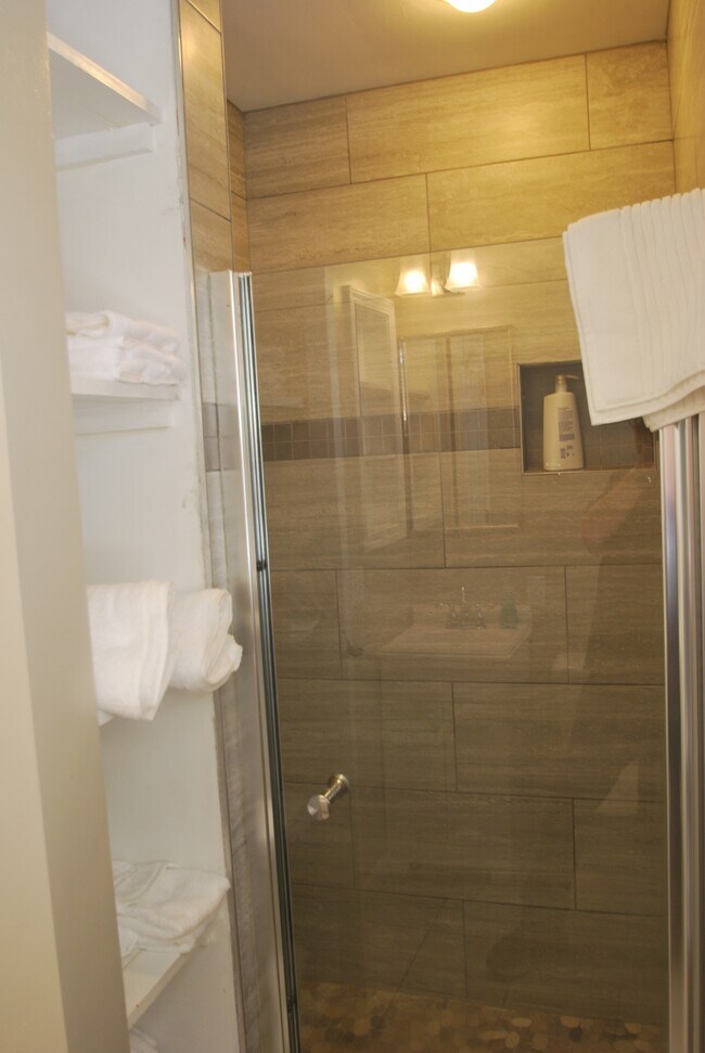 Building Photo - 216 Zandale Dr