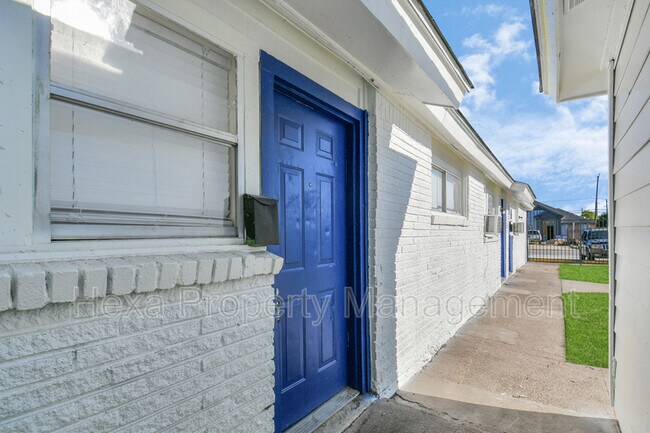 Building Photo - 4207 Phlox St