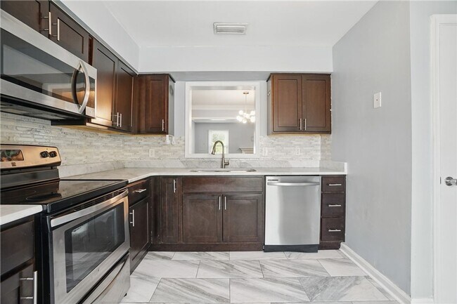 Building Photo - Stylish Townhouse in Prime VA Beach Location!
