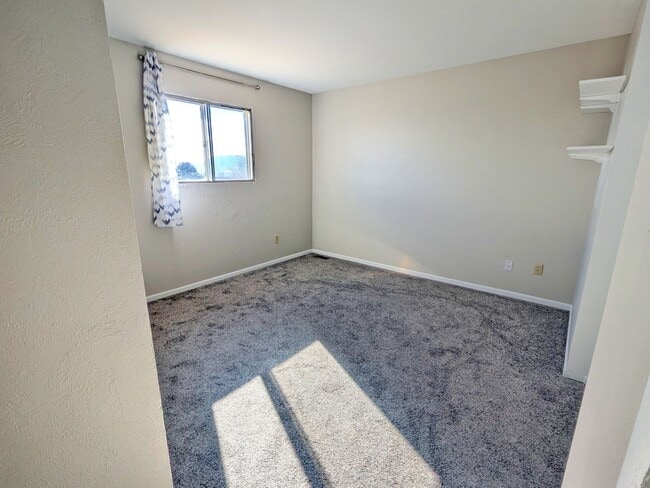 Building Photo - 5 Bedroom Three Bath, Great Location