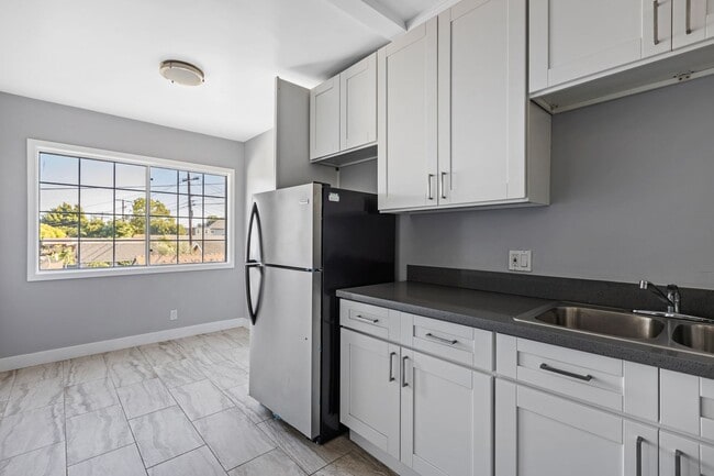 Building Photo - Beautiful 1BR 1BA Unit with Attached 1-Car Garage Located Near USC