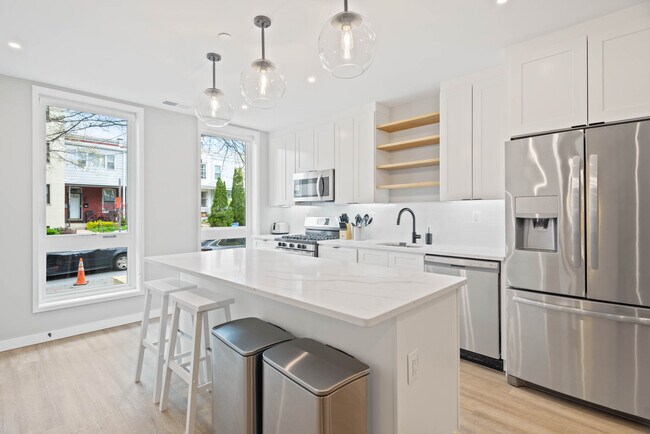 Building Photo - Euclid (Furnished Rooms)