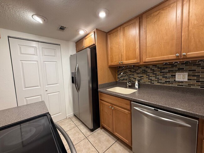 Building Photo - Spacious 2 bedroom 2 bathroom condo in gated community