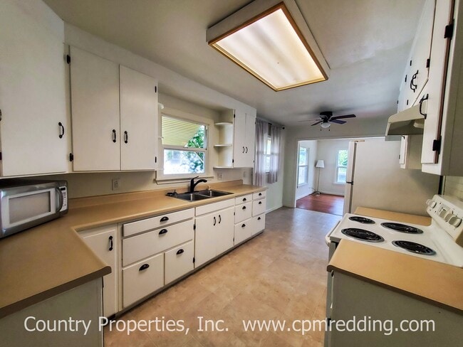 Building Photo - Garden Tract Charmer Coming Available March 20th! 2 Bedrooms plus Bonus Room