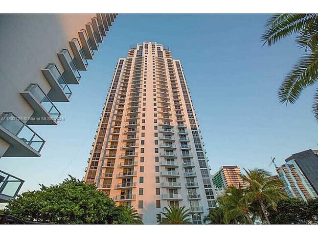 Building Photo - 1060 Brickell Ave