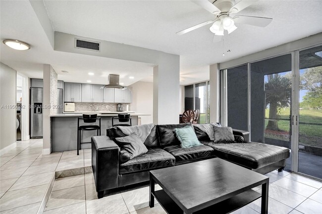 Building Photo - 9451 Live Oak Pl