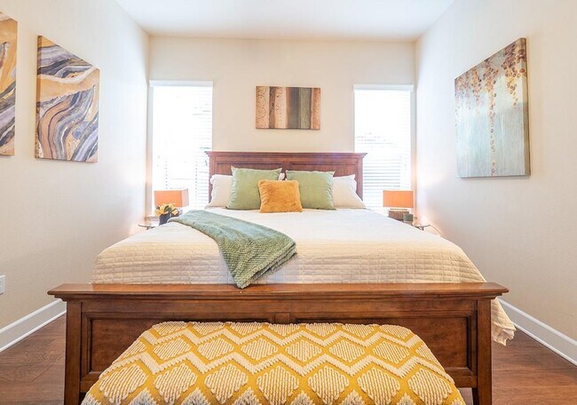 Building Photo - 5605 Roosevelt Ave