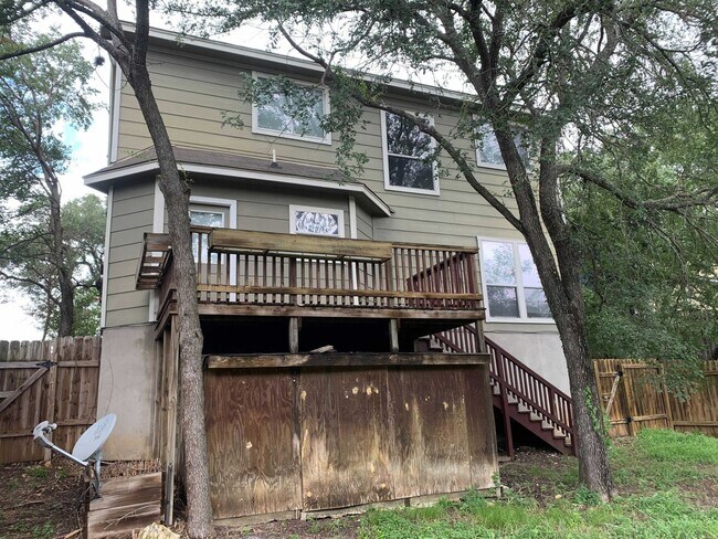 Building Photo - *MOVE IN SPECIAL* Charming 3BD/2.5BA With Deck — Loop 1604 & Potranco!