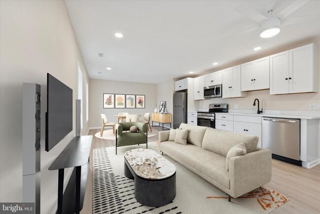 Building Photo - 202 E King St