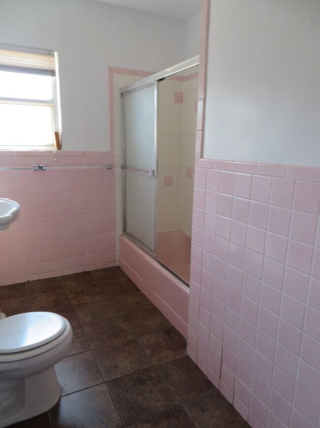 Building Photo - 4 Bedrooms, 1.5 bath Home For Rent with Al...