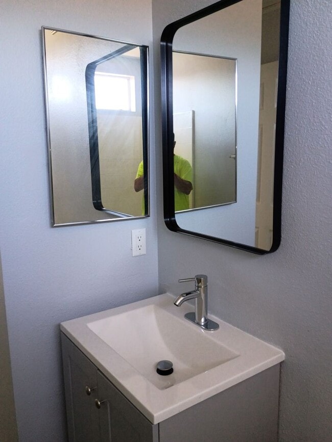 Building Photo - MOVE-IN -READY