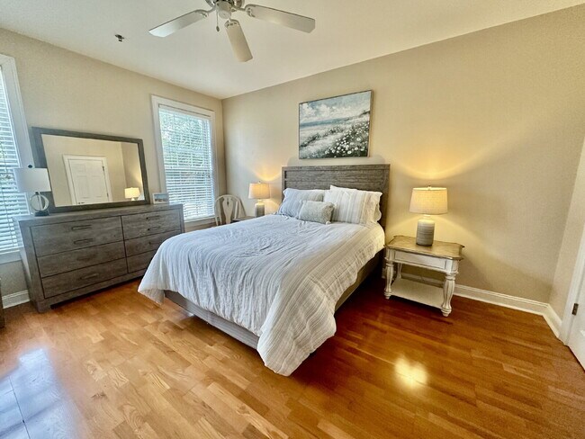 Building Photo - Spacious Two Bedroom Condo in the Crescent!