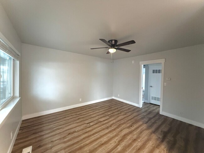 Building Photo - 1 Bedroom Salt Lake Condo  Available