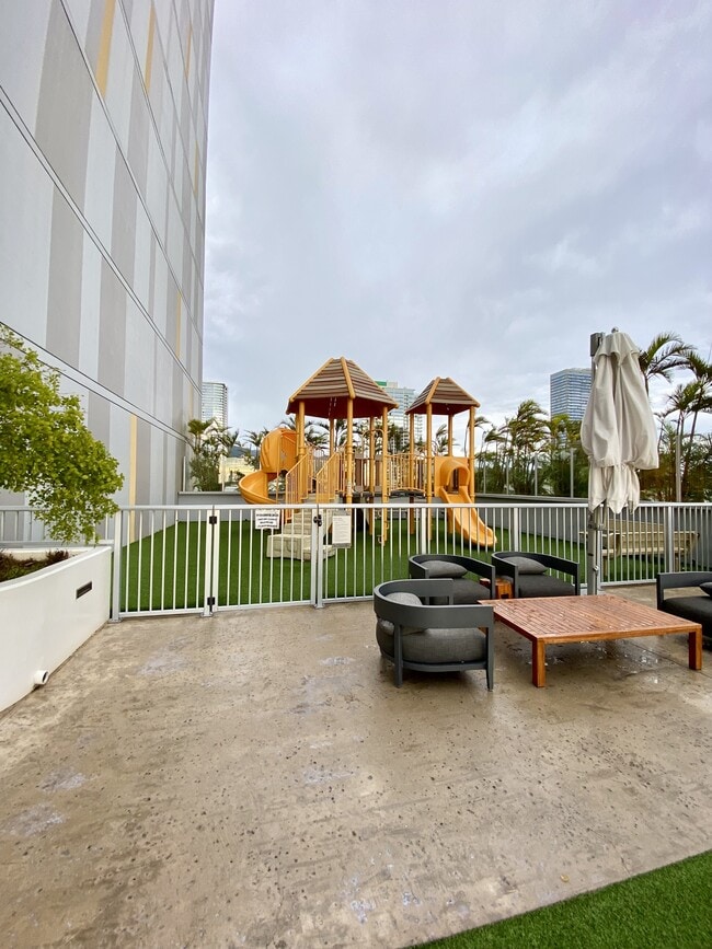 Building Photo - 988 Halekauwila St