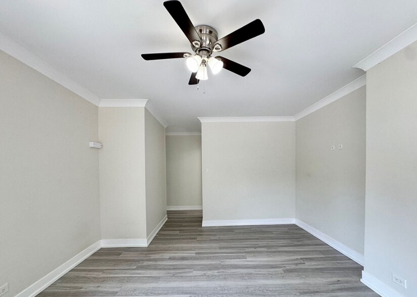 Building Photo - 1425 W Hutchinson St