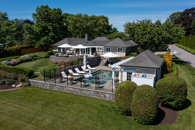 Building Photo - 3 Barclay Sq