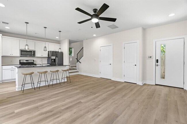 Building Photo - 1160 Lott Ave