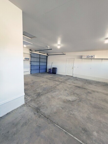 3 car garage - 1399 Bentley Blvd