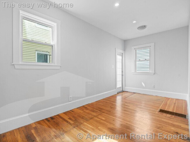 Building Photo - 98 Elm St