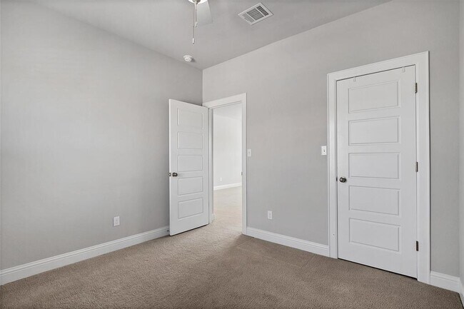Building Photo - 2404 Burberry Ln