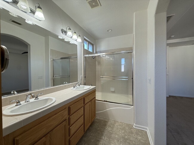 Building Photo - 3 Bedroom 3 Bath Beauty in West Sacramento!