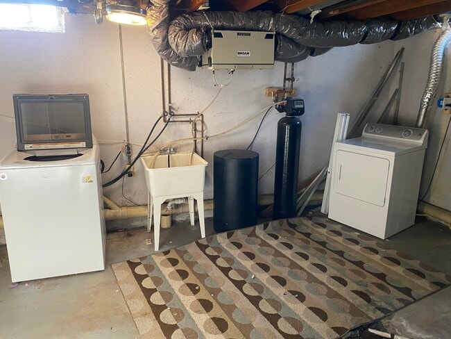 Washer and dryer in large laundry - 5065 Tubbs Rd