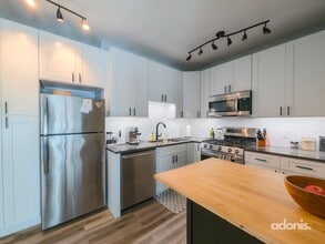 Building Photo - Modern, Light-Filled Junior 1BR in Prime D...
