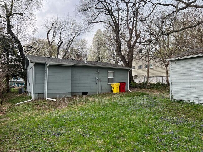Building Photo - 408 E Devon St