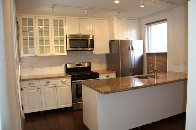 Building Photo - 310 2nd St