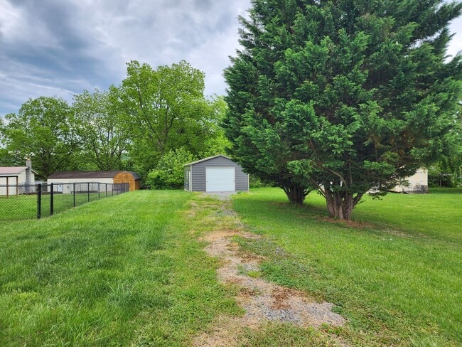 Building Photo - 3 Bed 1 bath Home Mount Airy