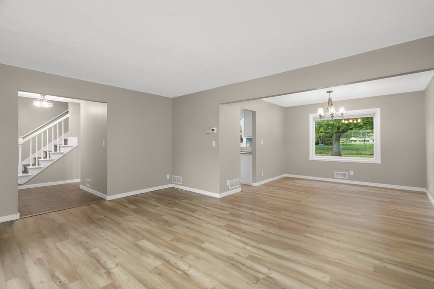 Front Living - 2808 Aglen St