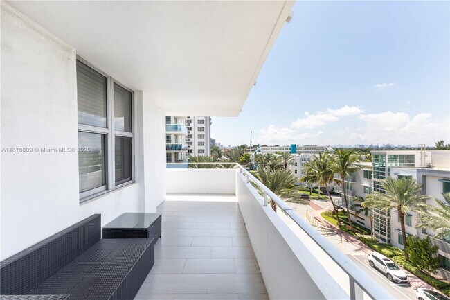 Building Photo - 9225 Collins Ave
